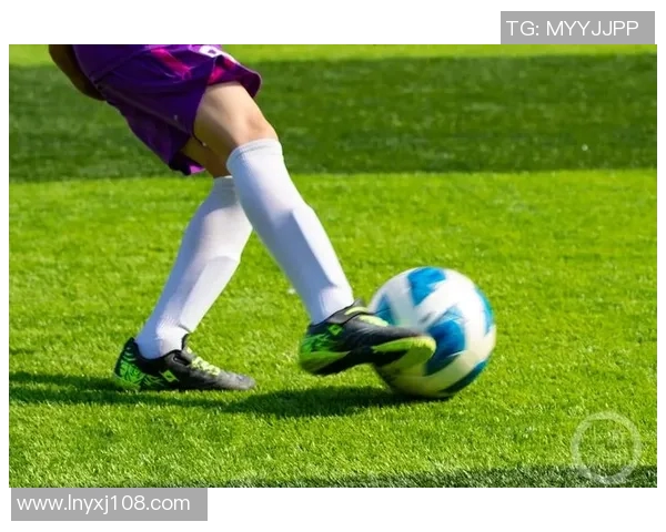 足球明星在球场的精彩自拍瞬间展现运动魅力与个人风采