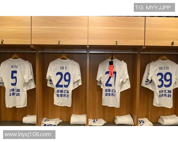 足球明星换球衣的背后故事与球迷互动的独特方式揭秘